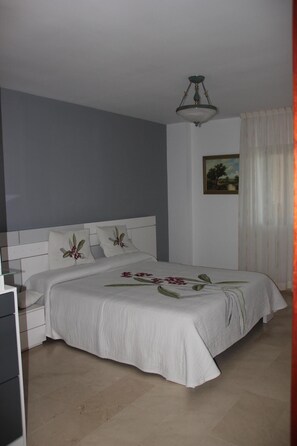 3 bedrooms, iron/ironing board, travel crib, WiFi - PALM BEACH SEA (Fuengirola)