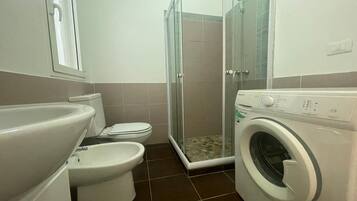 Ducha, secador de pelo, toallas y jabón