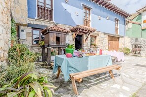 Outdoor dining - Large Rural House in Picos de Europa with 8 bedrooms and 8 bathrooms. (El Escobal de Cabrales)