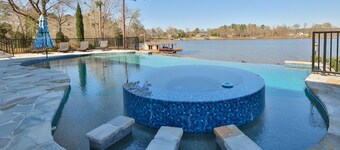 7BR Lakefront Haven Pool Hot Tub Gated 4acres