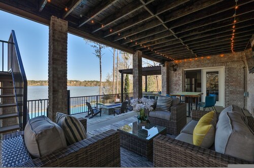 7BR Lakefront Haven Pool Hot Tub Gated 4acres