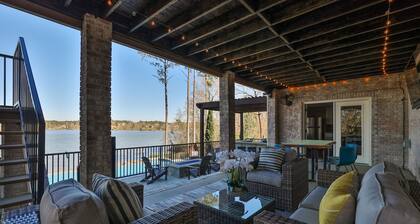 7BR Lakefront Haven Pool Hot Tub Gated 4acres