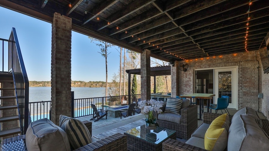 7BR Lakefront Haven Pool Hot Tub Gated 4acres