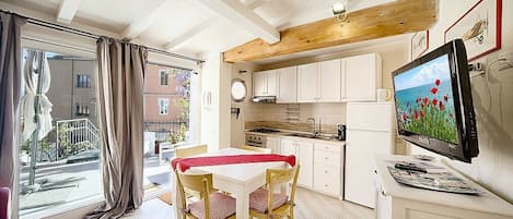 Spishäll, kaffe- och tebryggare, grytor/köksredskap och matbord