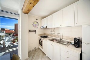コンロ、コーヒー / ティーメーカー、調理器具と食器、ダイニングテーブル