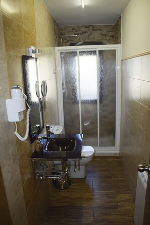 Shower, hair dryer, towels, soap - Family rural house in the Gredos mountain range (Cuevas del Valle)