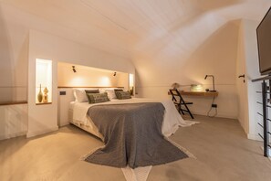 Neljän hengen kaupunkihuone | Untuvapeitot, tallelokero huoneessa, yksilöllisesti sisustettu