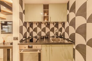 Comfort-studio, 1 suuri parisänky ja vuodesohva, keittotila | Yksityinen keittiö | Minijääkaappi, espressokone, kahvin-/teenkeitin, vedenkeitin