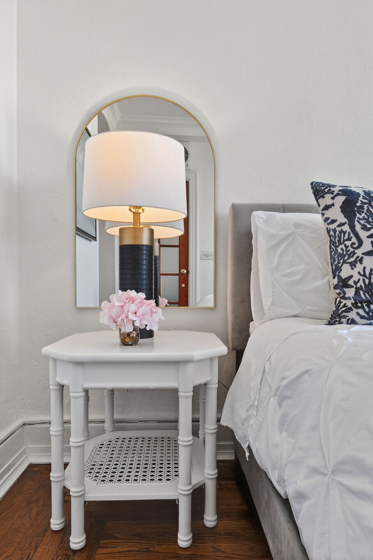 Desk, iron/ironing board, WiFi, bed sheets