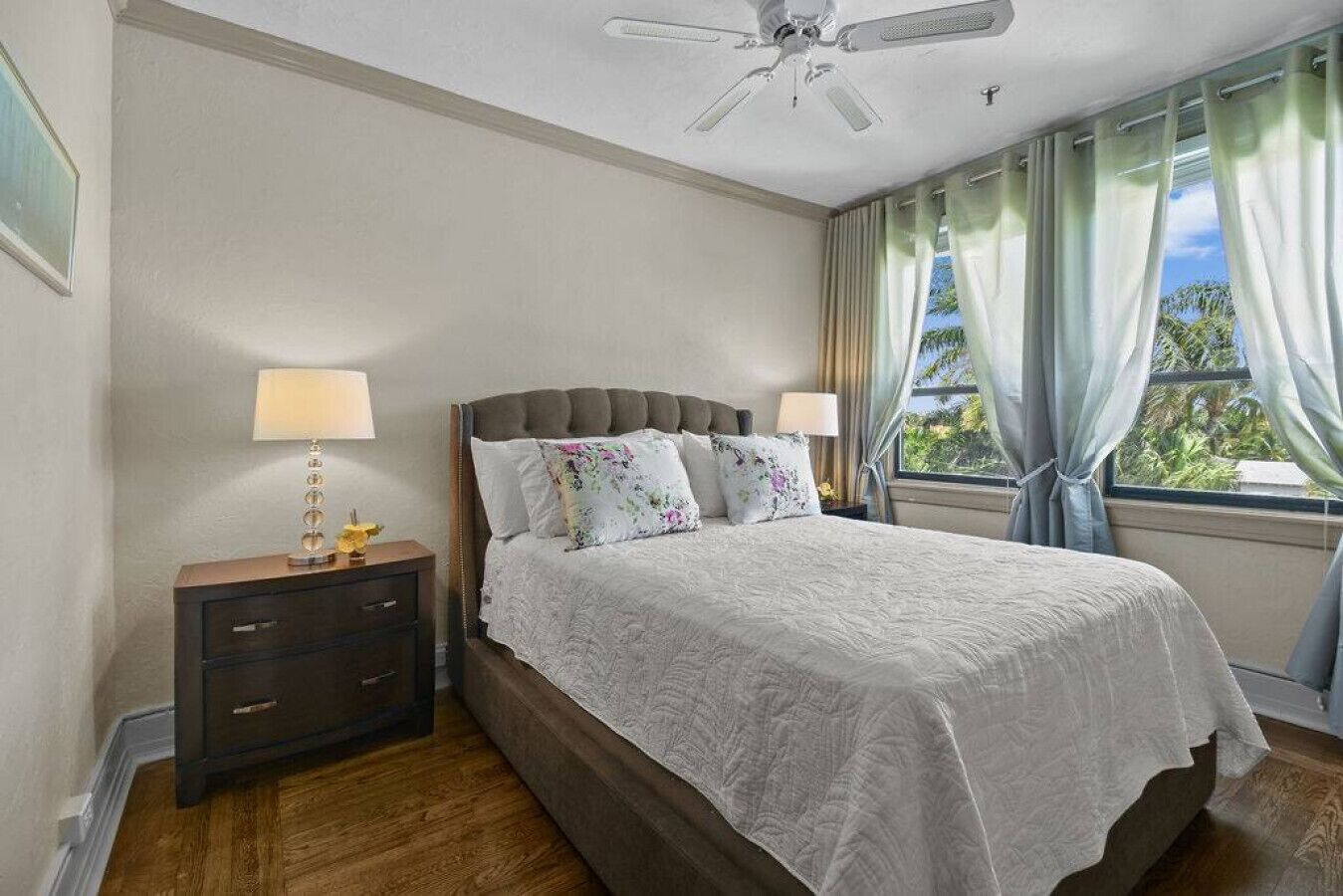 Een bureau, een strijkplank/strijkijzer, wifi, beddengoed