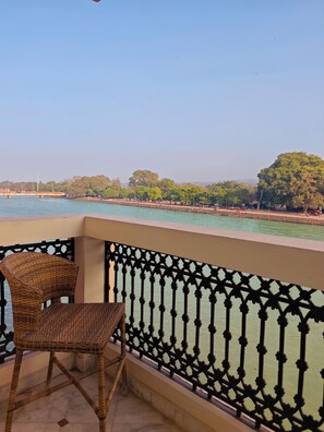 تجهيزات دش، مجففات شعر، مناشف، صابون