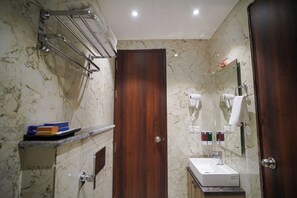 Dusche, kostenlose Toilettenartikel, Haartrockner, Handtücher