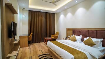 Kannettavalle tietokoneelle sopiva työtila, pimennysverhot, äänieristys