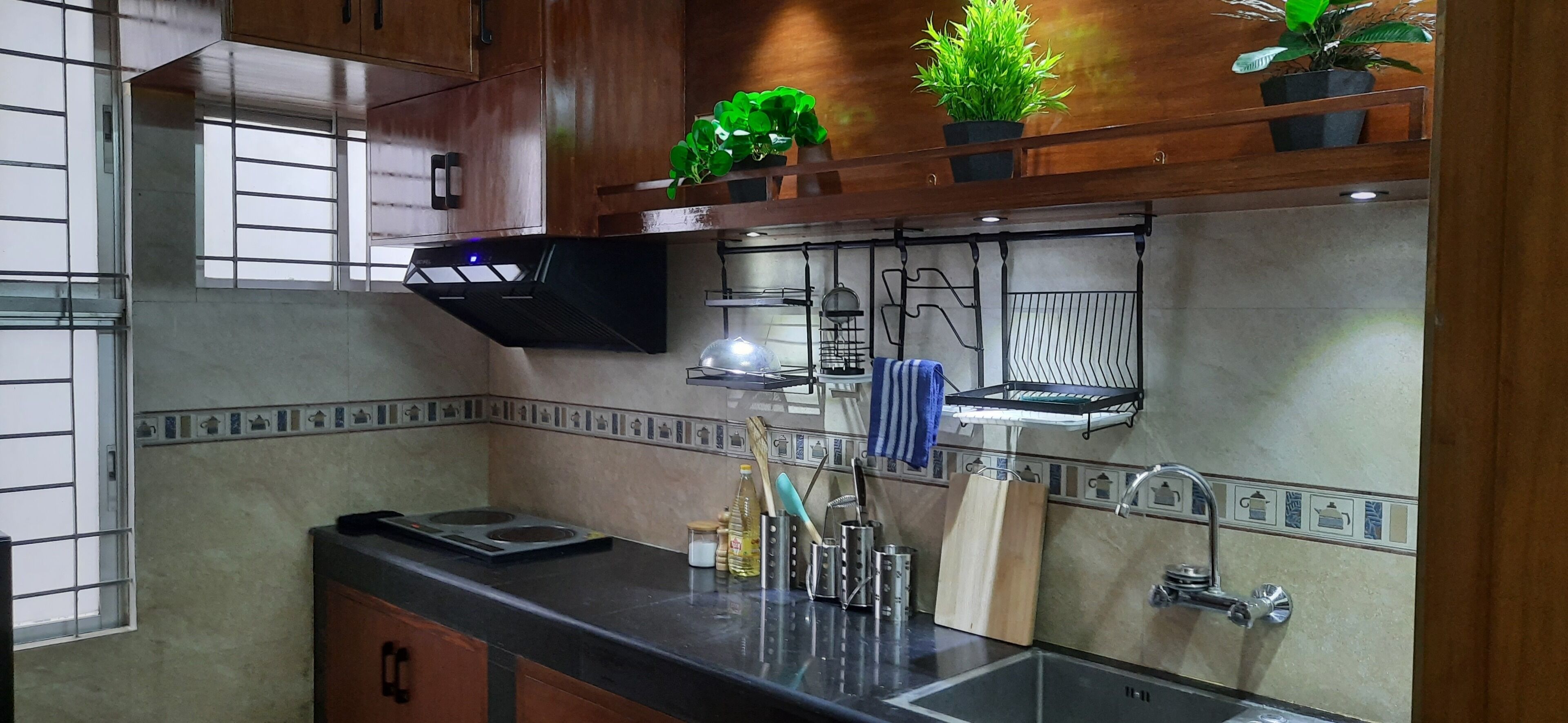 Réfrigérateur, micro-ondes, plaque de cuisson, bouilloire électrique