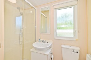 Douche, sèche-cheveux, serviettes fournies