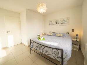 2 bedrooms, desk, internet