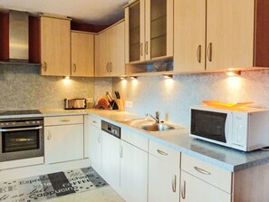 Fridge, microwave, dishwasher, cookware/dishes/utensils
