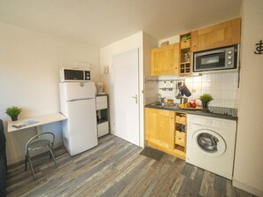 Fridge, cookware/dishes/utensils