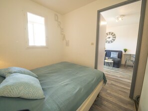 1 bedroom, desk, WiFi