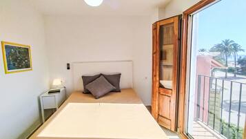 2 slaapkamers, een bureau, internet