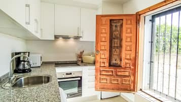 Frigorífico, microondas, horno y lavavajillas