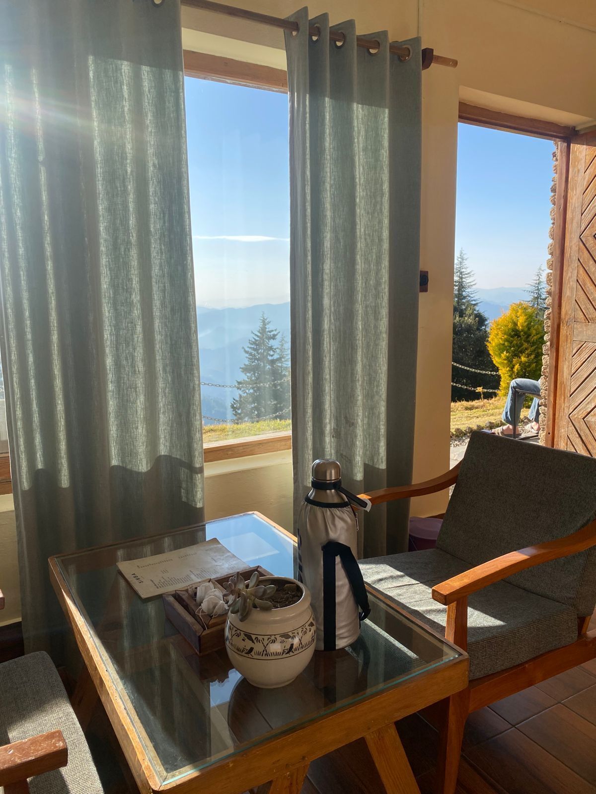 Quarto casal conforto, sacada, vista para a montanha | Wi-Fi de cortesia, roupa de cama