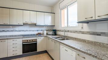 Fridge, cookware/dishes/utensils