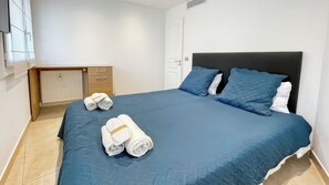 3 bedrooms, iron/ironing board, internet, bed sheets