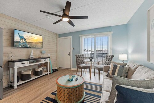 Gorgeous 1 Bedroom Condo w/ Heated Pools & Parking
