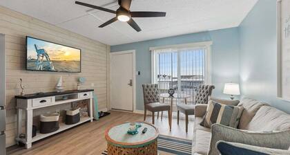 Gorgeous 1 Bedroom Condo w/ Heated Pools & Parking
