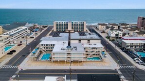 Un hotel con piscina, estacionamiento y vistas al océano.