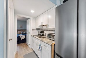 Fridge, coffee/tea maker, blender