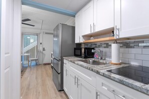 Fridge, coffee/tea maker, blender