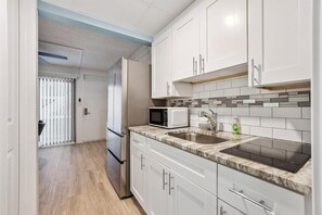 Fridge, coffee/tea maker, blender
