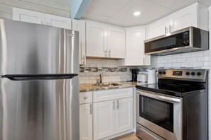 Fridge, oven, coffee/tea maker, blender