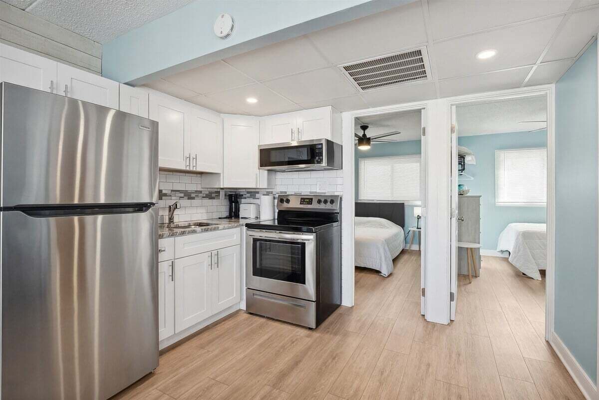 Coffee/tea maker, fridge, microwave, oven