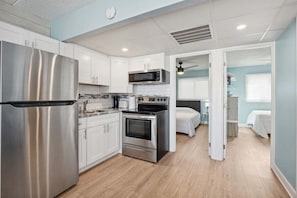 Frigorífico, horno, cafetera o tetera y licuadora