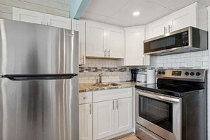 Frigorífico, horno, cafetera o tetera y licuadora