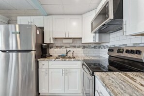 Frigorífico, horno, cafetera o tetera y licuadora