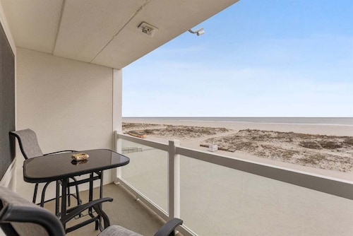 Beachfront Condo with a Heated Pool, BBQ Grills