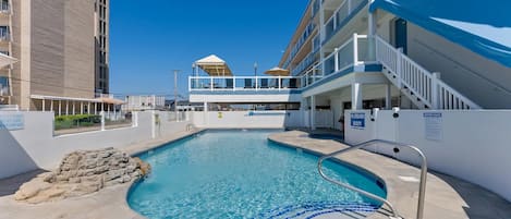 حمّام سباحة مُدفَّأ