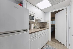 Fridge, coffee/tea maker, blender