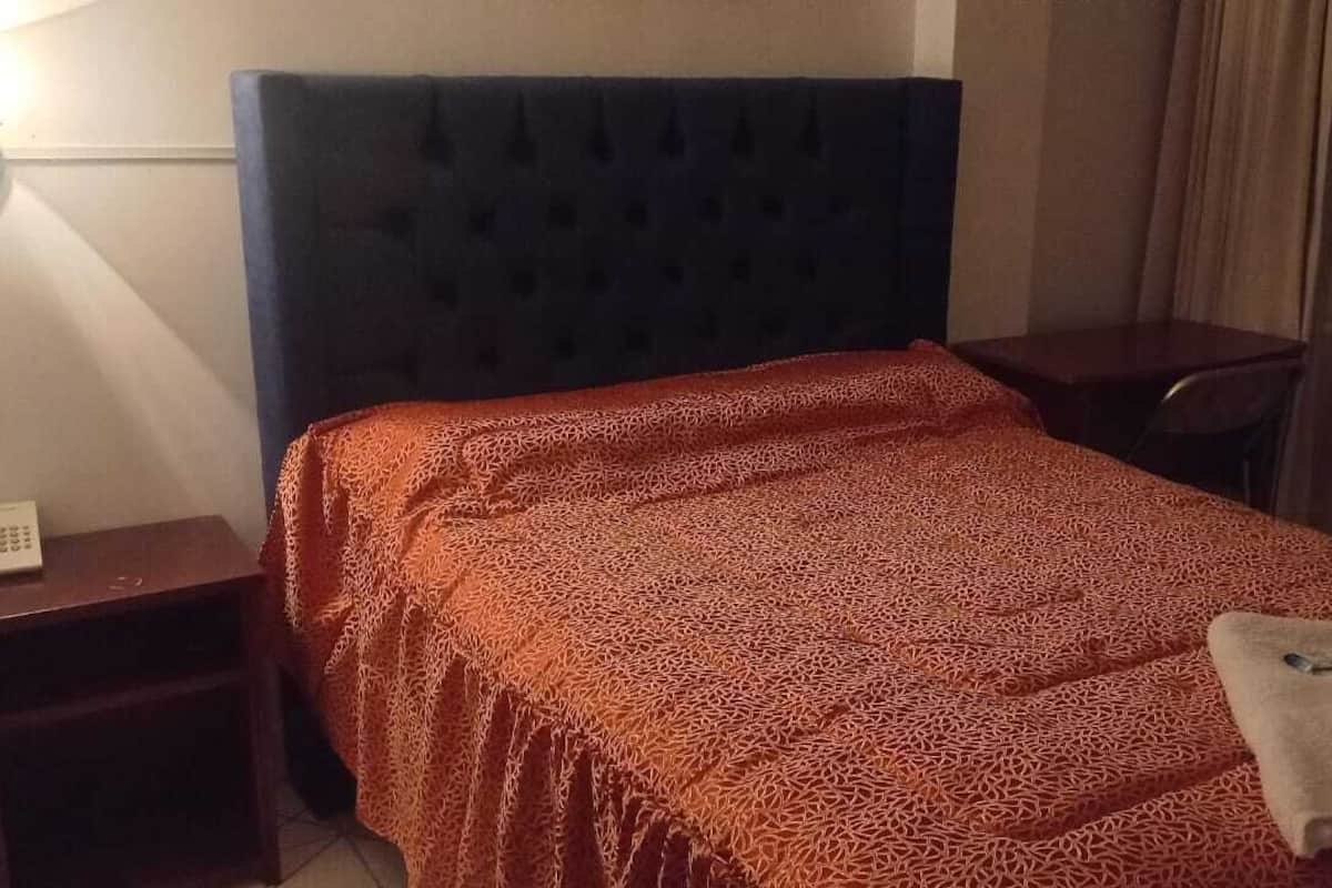 Quarto casal | Escrivaninha, espaço de trabalho para notebook, Wi-Fi de cortesia
