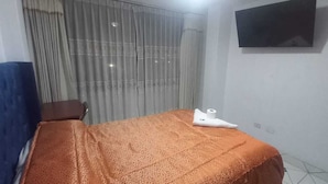 Escritorio, espacio para trabajar con laptop y wifi gratis 