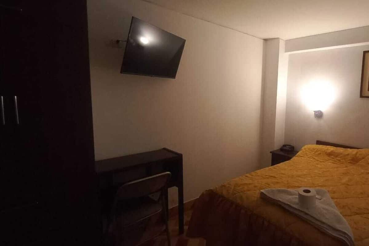 Quarto solteiro | Escrivaninha, espaço de trabalho para notebook, Wi-Fi de cortesia