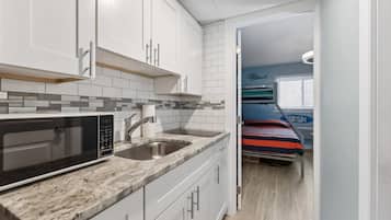 Refrigerador, cafetera y tetera y licuadora