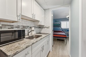 Fridge, coffee/tea maker, blender