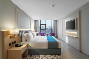 Minibar, in-room safe, desk, laptop workspace - Grand Ambassador Hotel (Dubai)