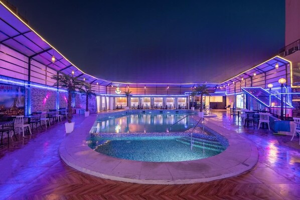 Outdoor pool - Grand Ambassador Hotel (Dubai)