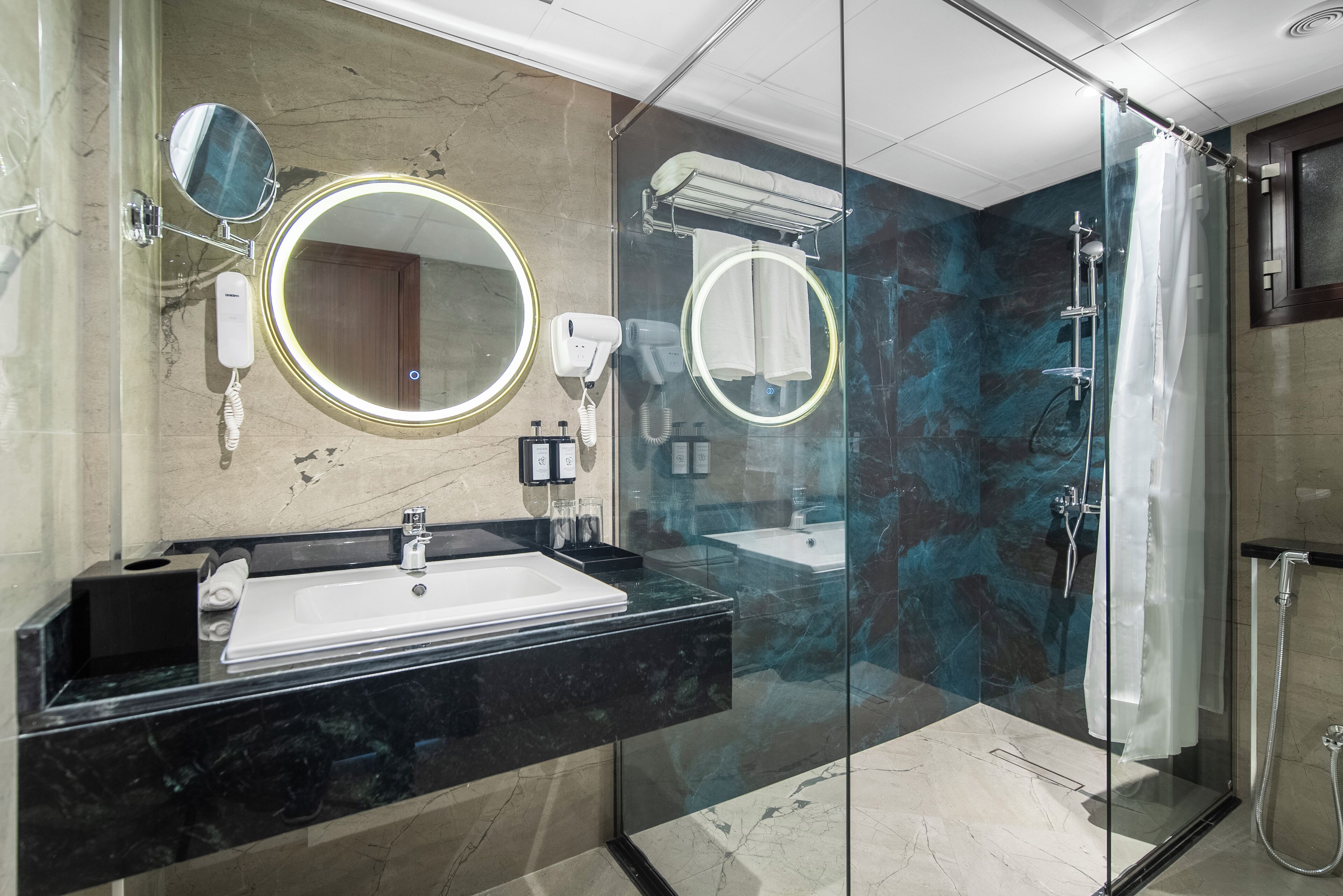 Foto - Grand Ambassador Hotel